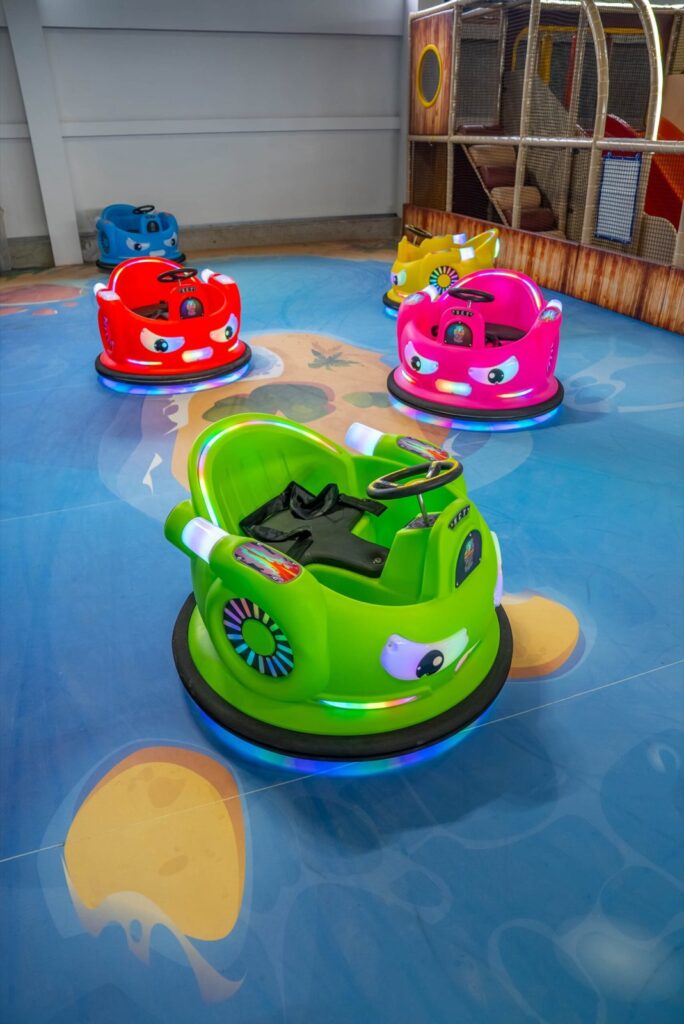 Bunte Autoscooter auf der Fahrfläche des DELPHINN