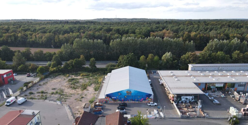 Luftbild MK.17: Halle im Gewerbegebiet mit Parkplatz und Waldrand